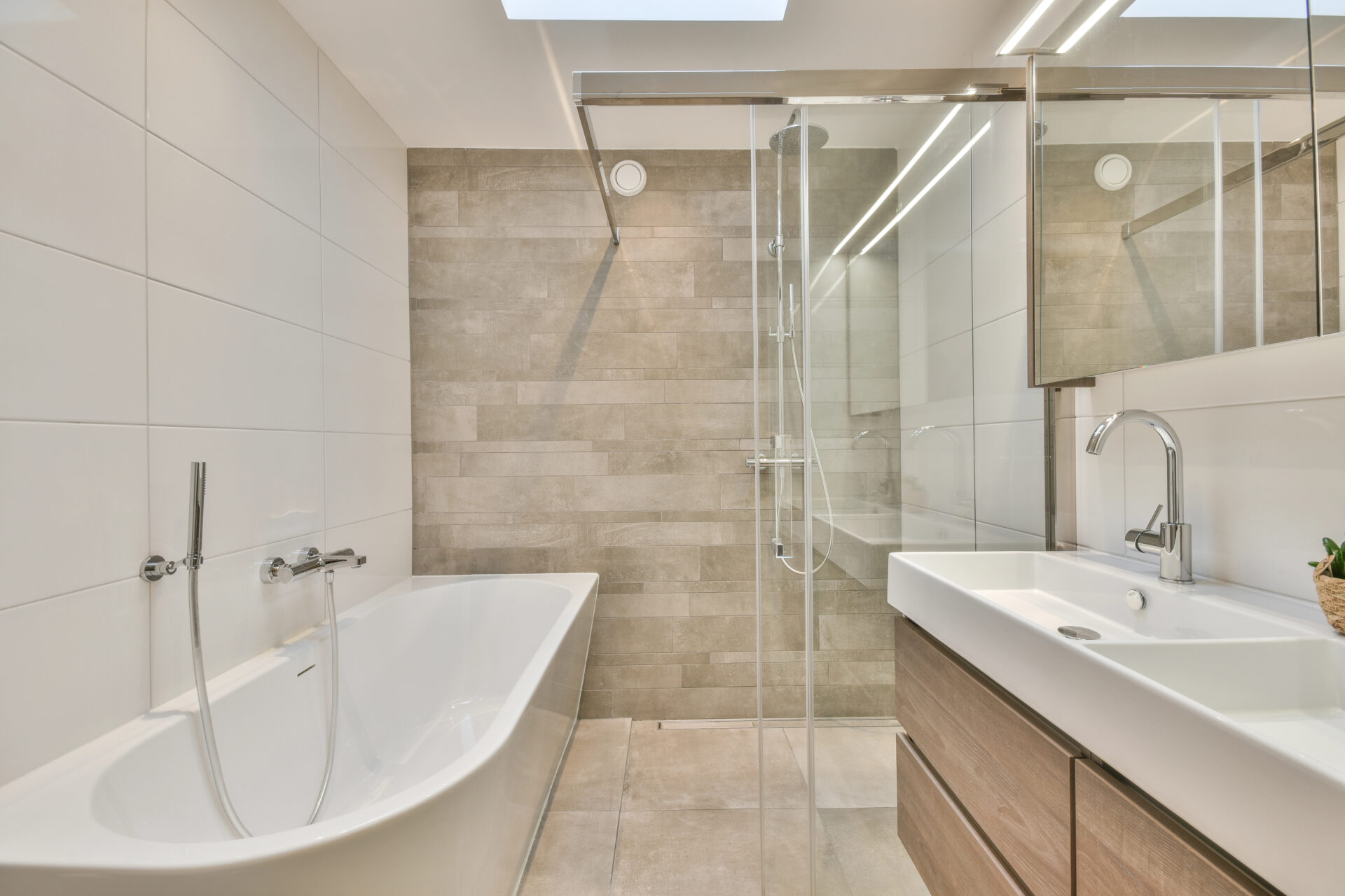 Badsanierung-Badewanne und Dusche-Weiss und Erdtoene