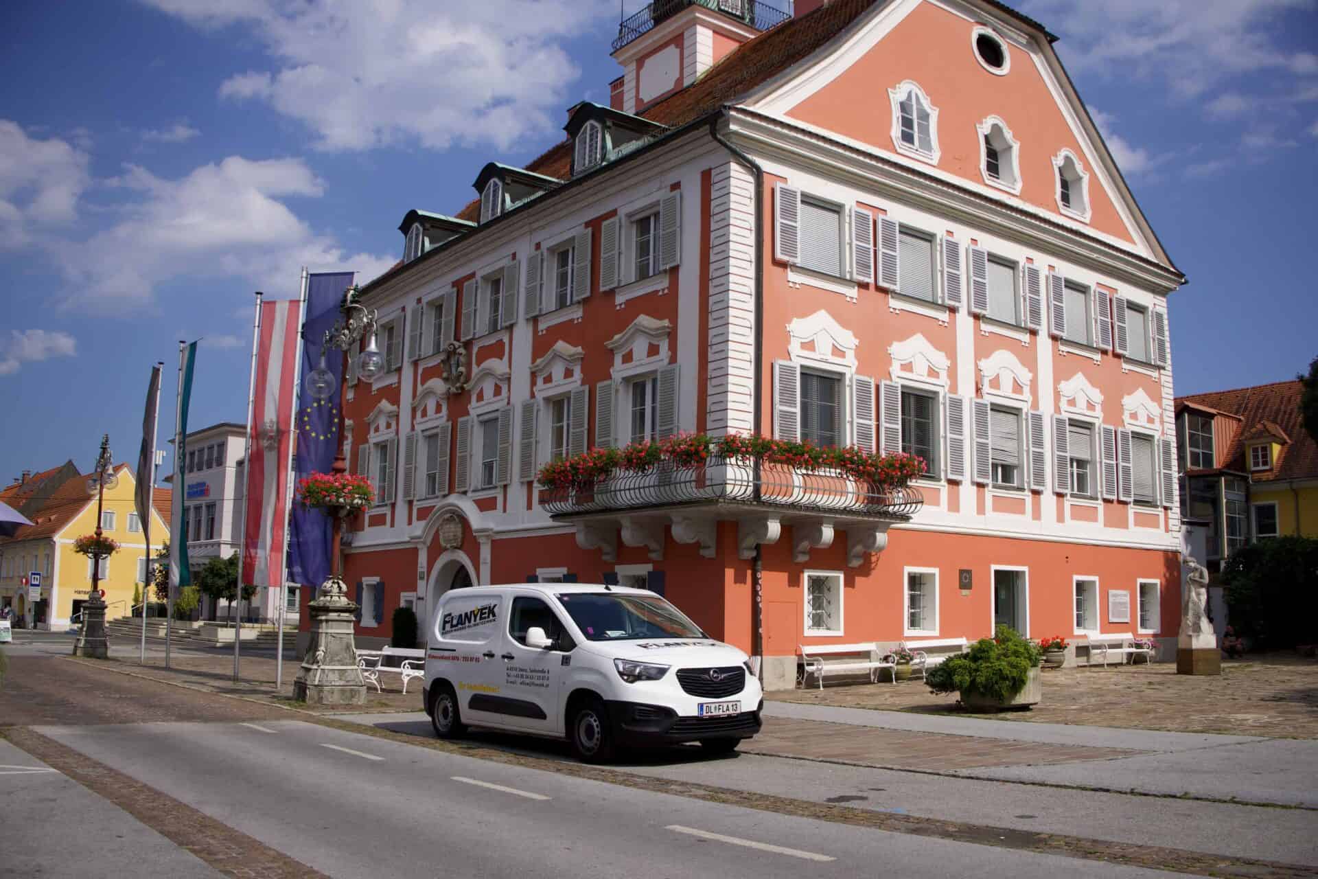 Flanyek Installateur Fahrzeug vor Gebäude in Deutschlandsberg