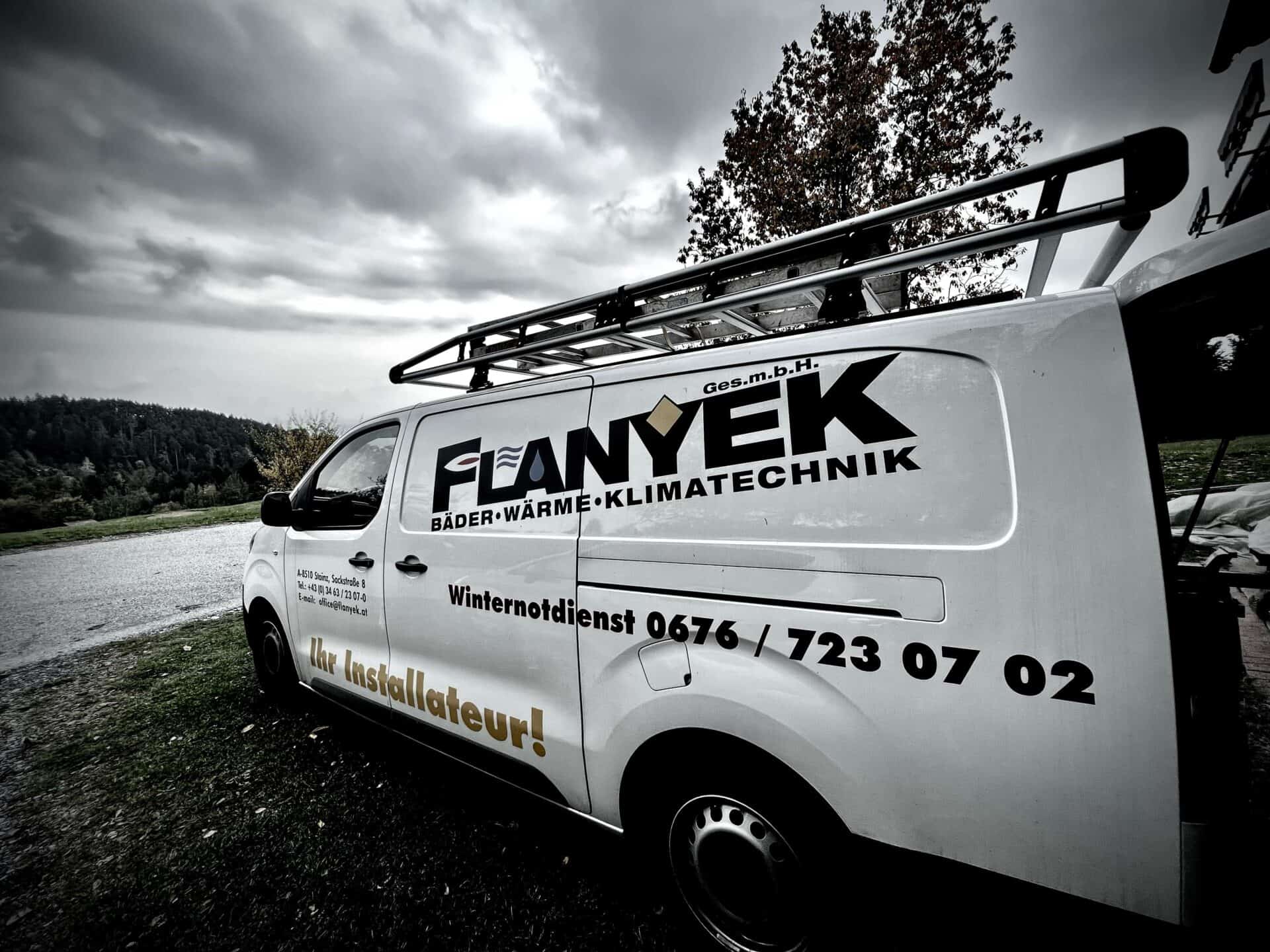 Flanyek Installateur Notdienst Fahrzeug im Einsatz