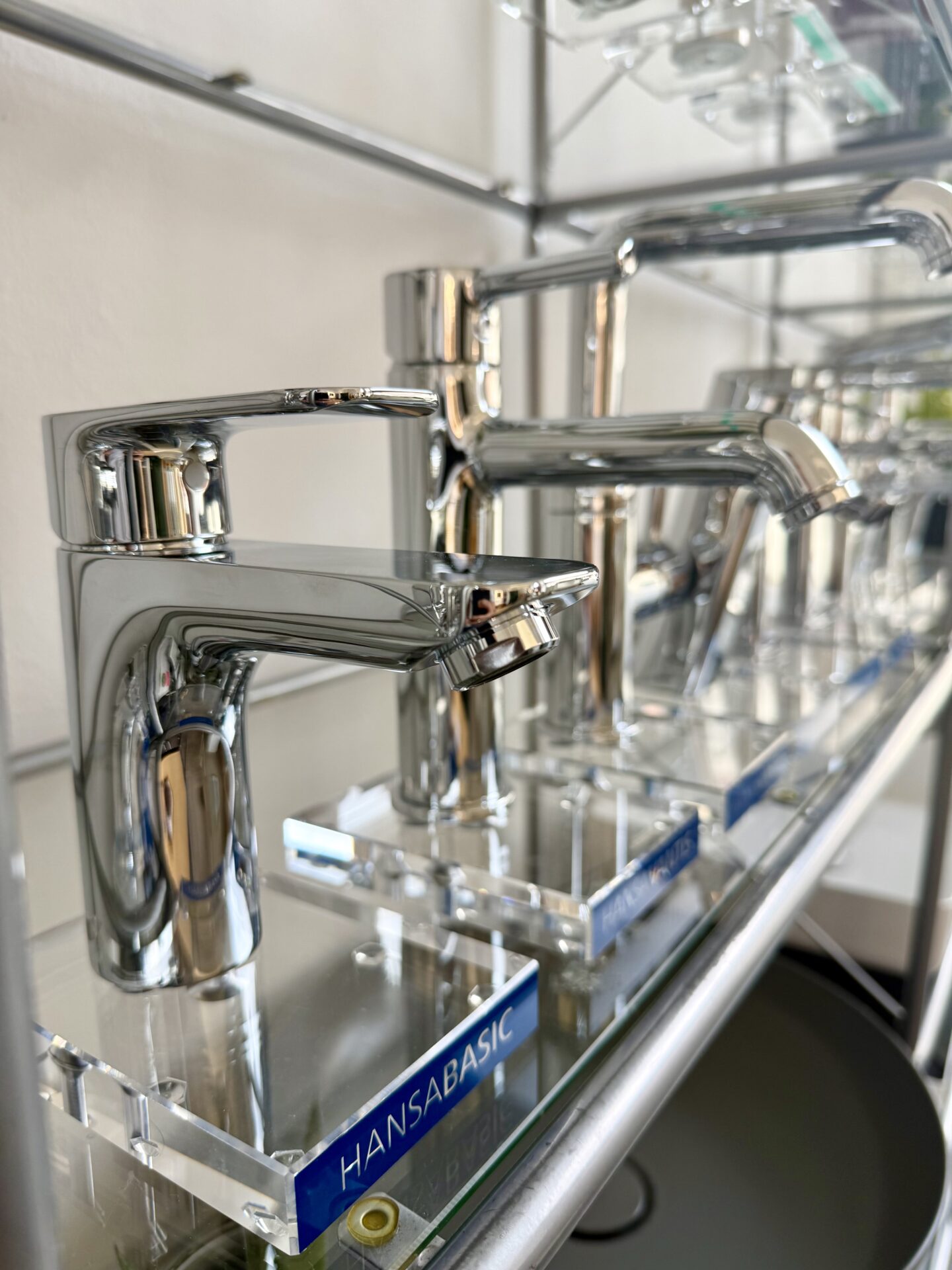 Wasserhähne nah Badausstellung Flanyek